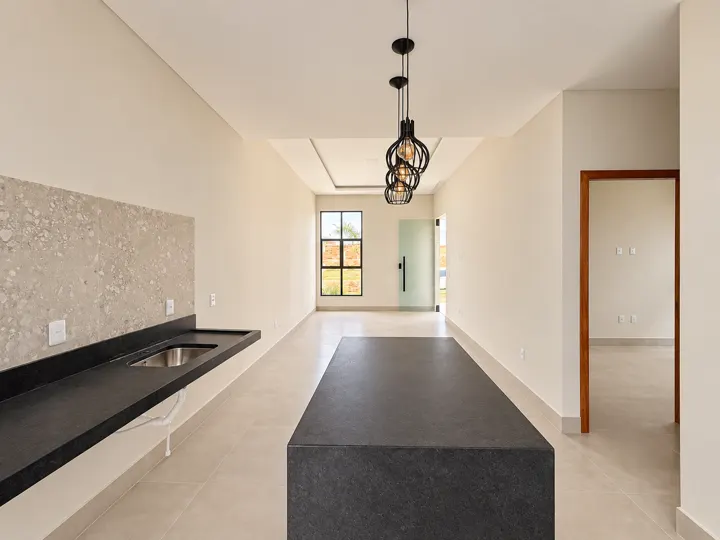 Cozinha com ilha da casa de 137 m²
