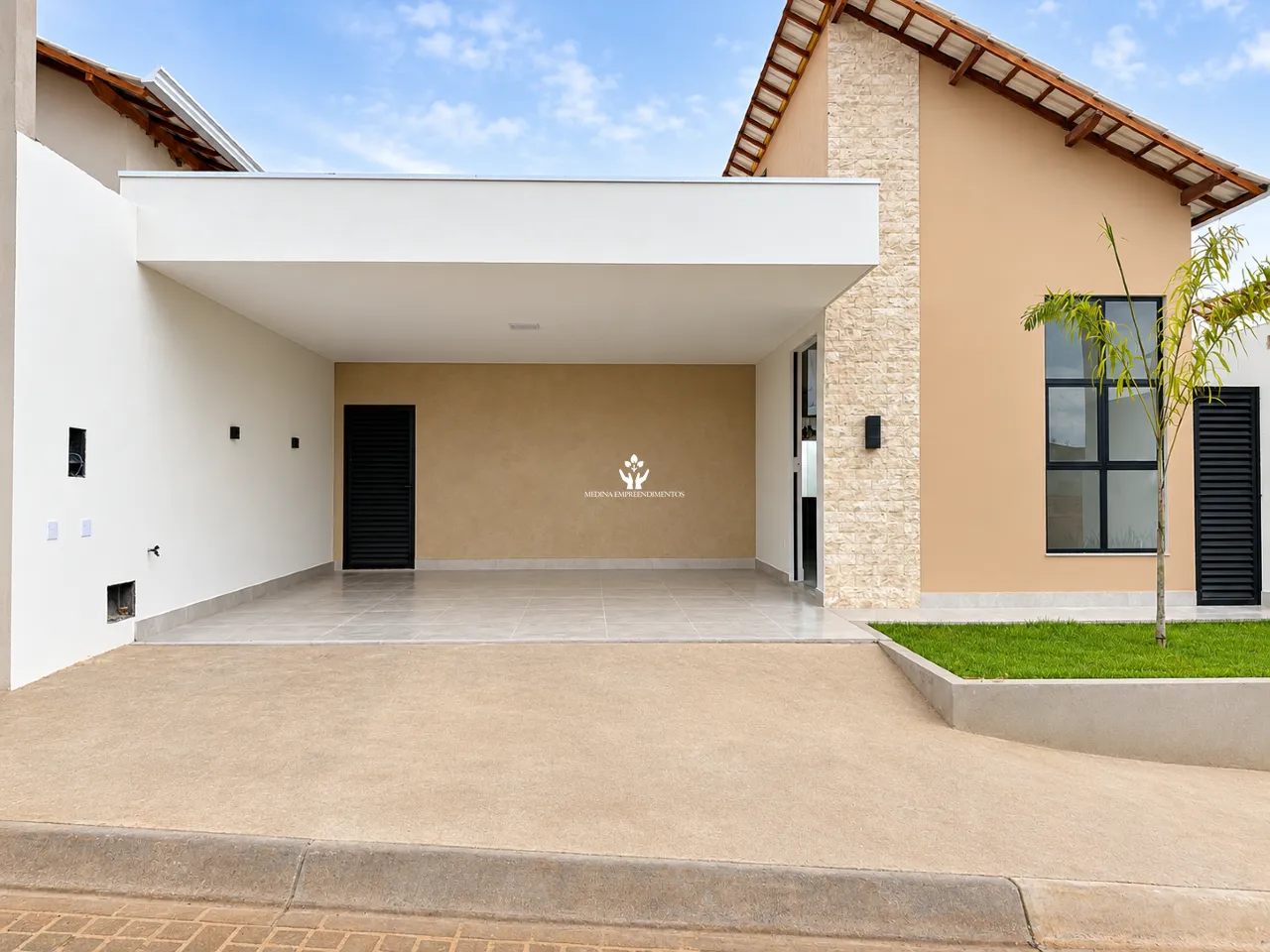 Fachada da casa de 137 m², com garagem coberta